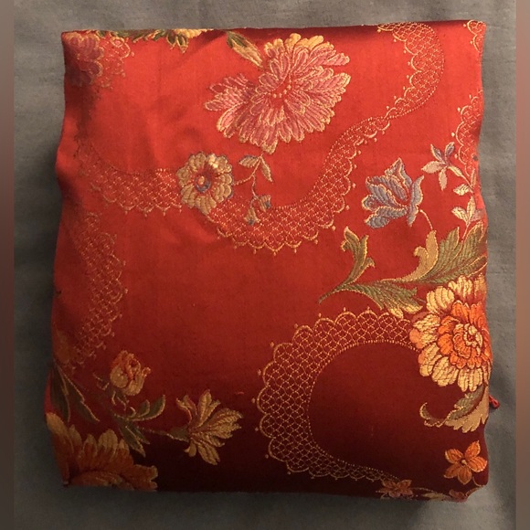 Vintage Luxury Red Flower Bedspread - Picture 3 of 4
